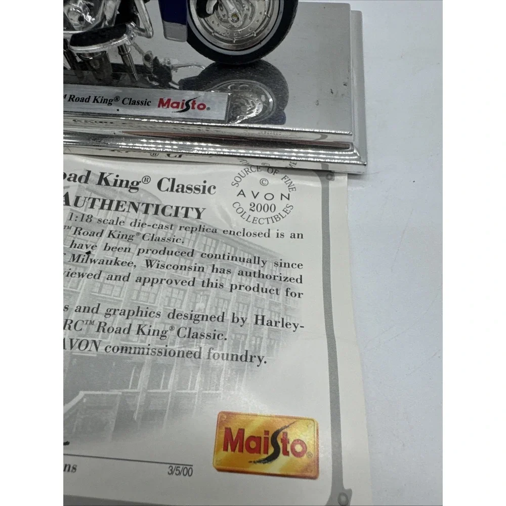 MAISTO HARLEY DAVIDSON‎ FLHRC Road King Classic 1/18  Collectible 2000 Avon